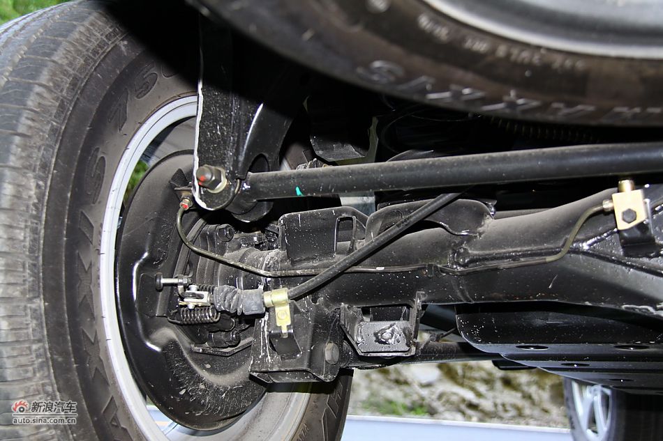 陆风X8底盘及发动机细节