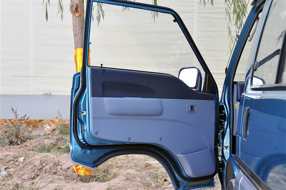 2014款 2.0L MT 新创业先锋实用型 7/9座 座椅空间