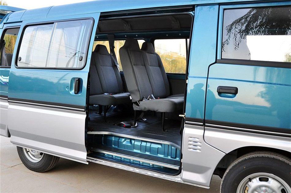 2014款 2.0L MT 新创业先锋实用型 7/9座 座椅空间