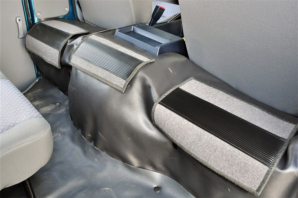 2014款 2.0L MT 新创业先锋实用型 7/9座 座椅空间