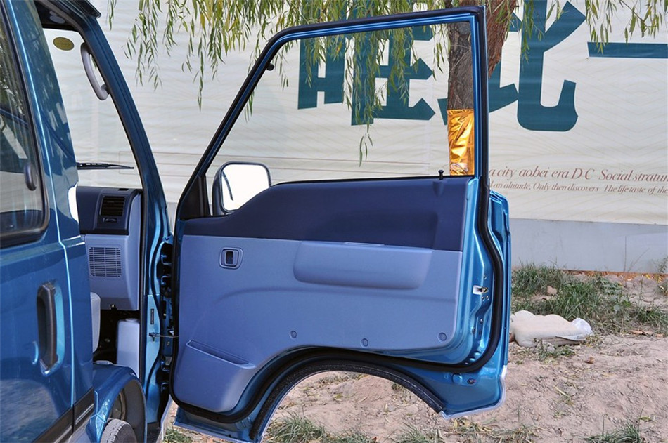 2014款 2.0L MT 新创业先锋实用型 7/9座 座椅空间