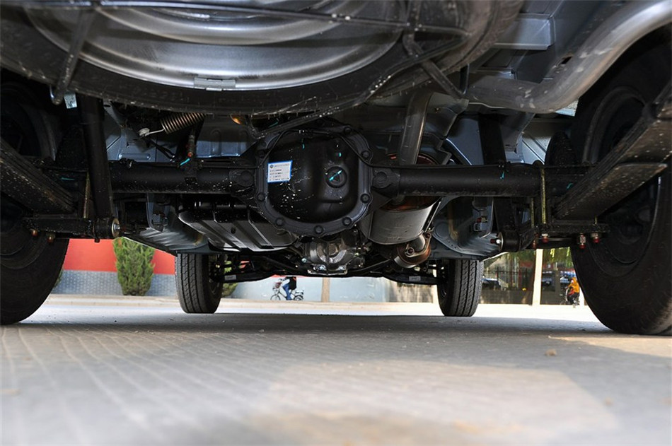 2014款 2.0L MT 新创业先锋实用型 7/9座 引擎底盘