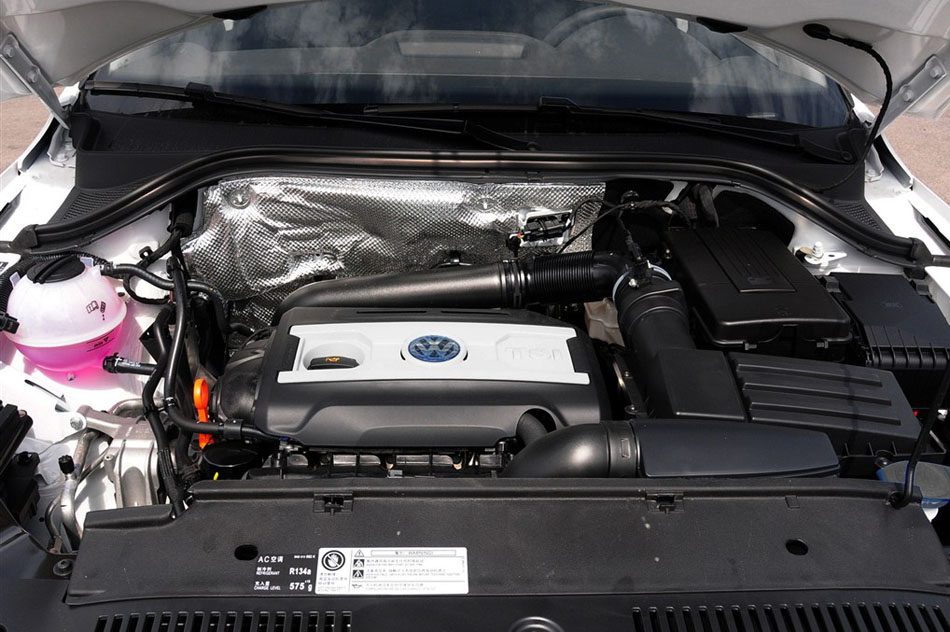 2015款 1.8TSI 自动两驱风尚版 引擎底盘