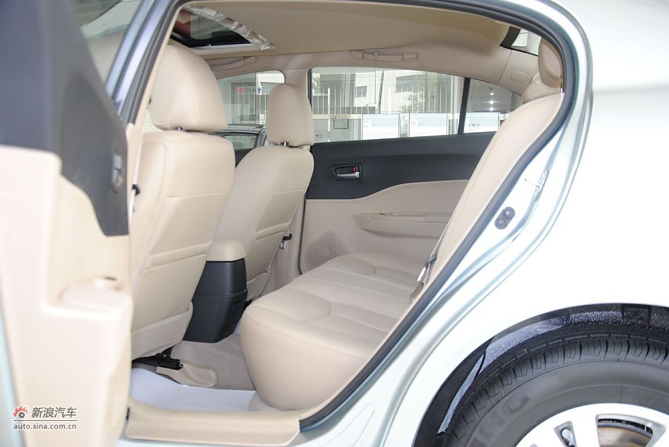 2012款奔腾B50 1.6L手动天窗版