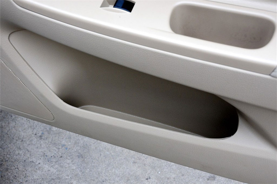 2012款 1.6L MT 时尚型 座椅空间