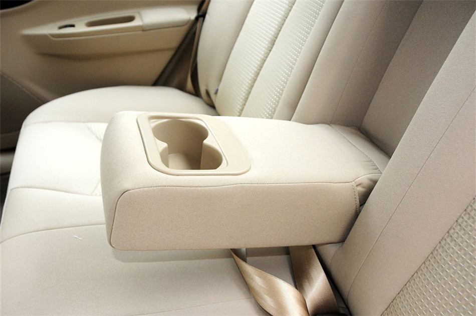 2012款 1.6L MT 时尚型 座椅空间