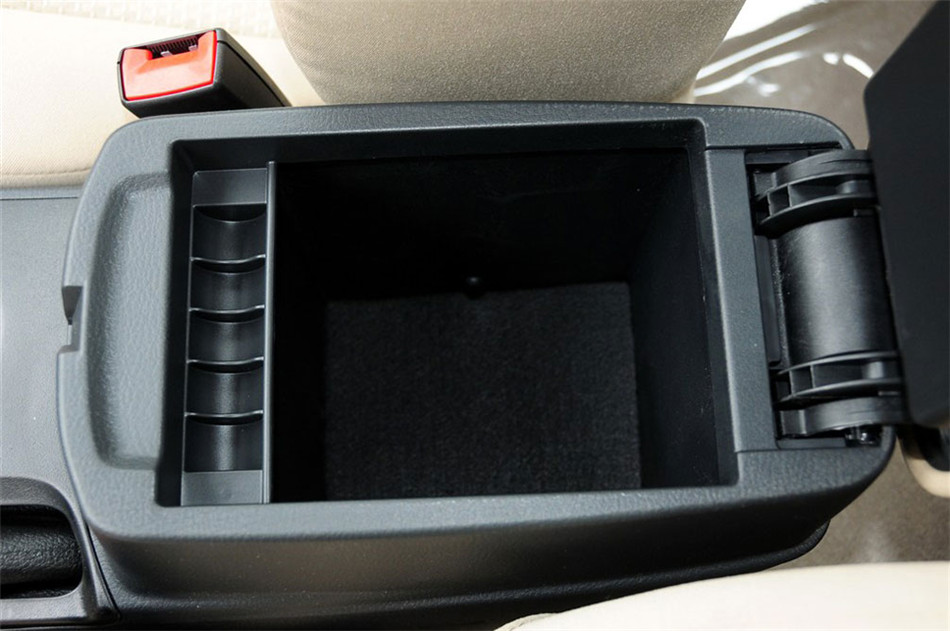 2012款 1.6L MT 时尚型 座椅空间