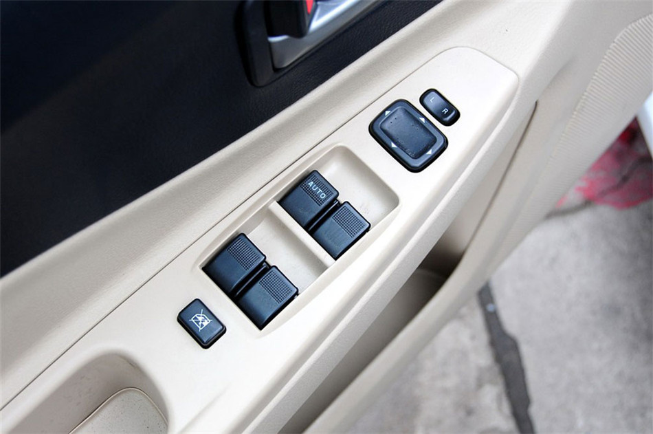 2012款 1.6L MT 时尚型 座椅空间