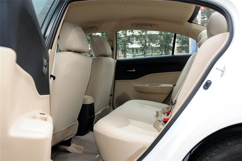 2012款 1.6L MT 时尚型 座椅空间
