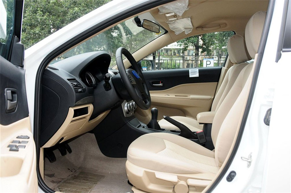 2012款 1.6L MT 时尚型 座椅空间