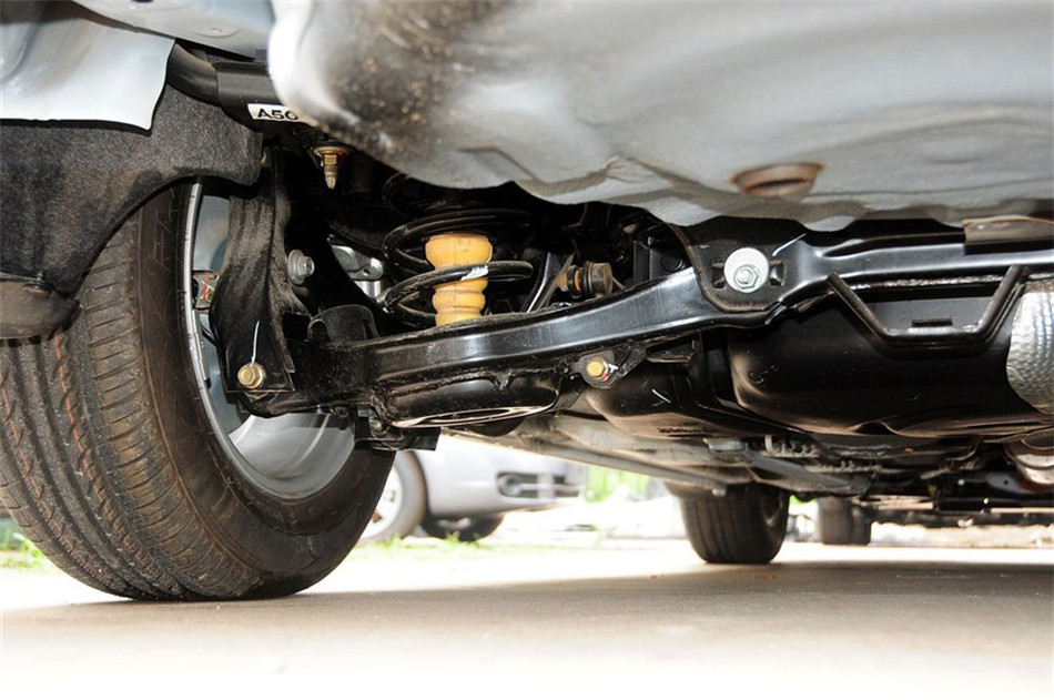 2012款 1.6L MT 时尚型 引擎底盘