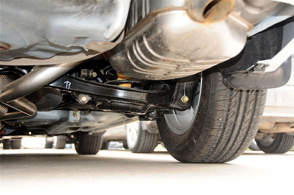 2012款 1.6L MT 时尚型 引擎底盘