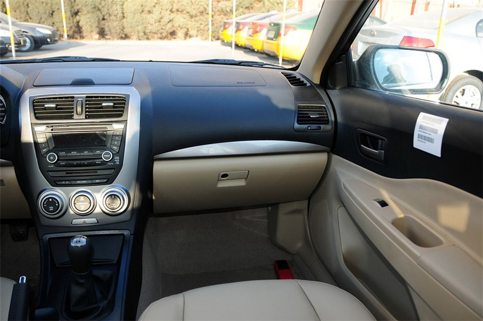 2012款 1.6L MT 豪华型 内饰