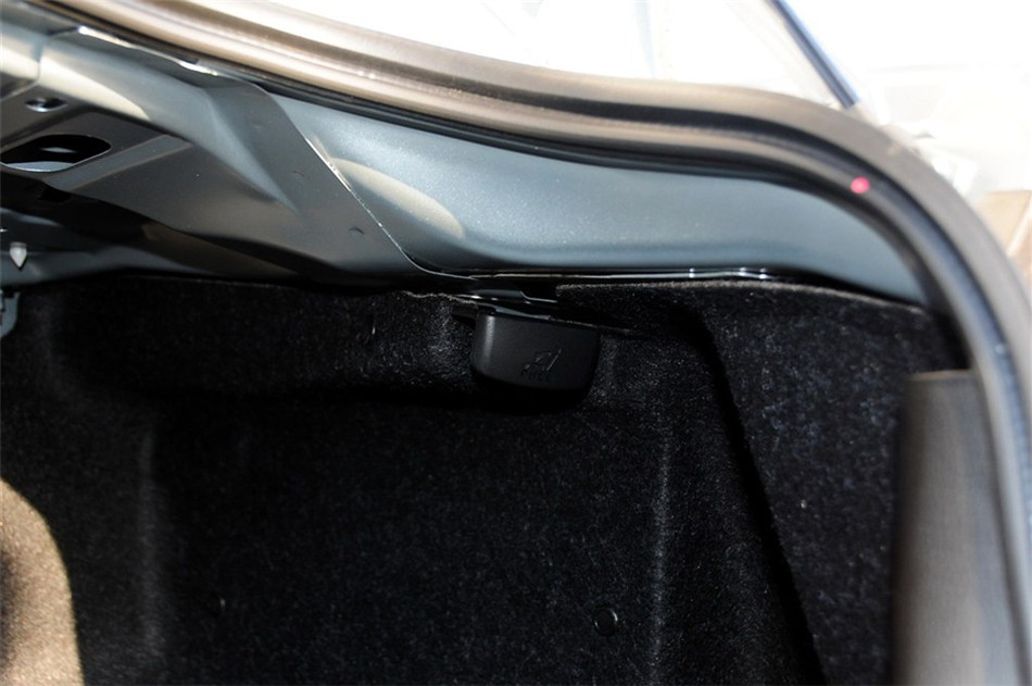 2012款 1.6L MT 豪华型 座椅空间