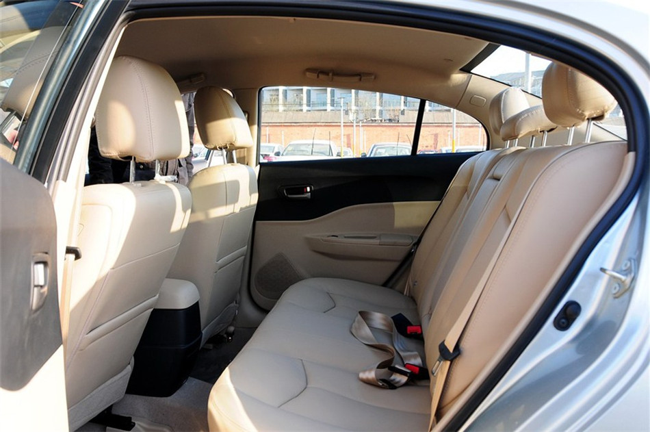 2012款 1.6L MT 豪华型 座椅空间