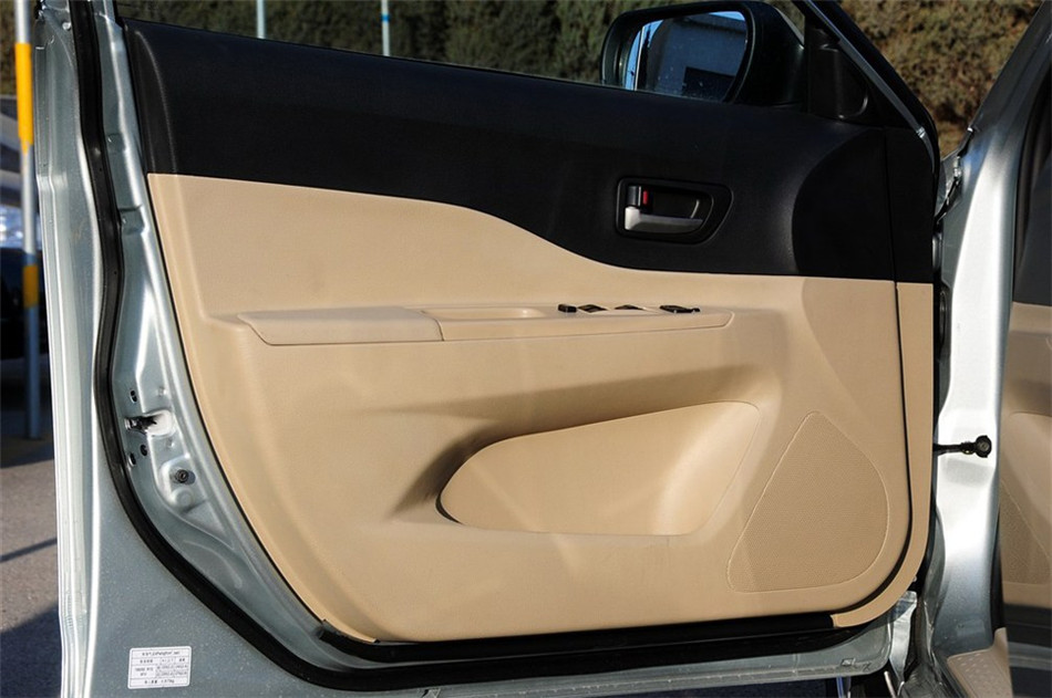 2012款 1.6L MT 豪华型 座椅空间