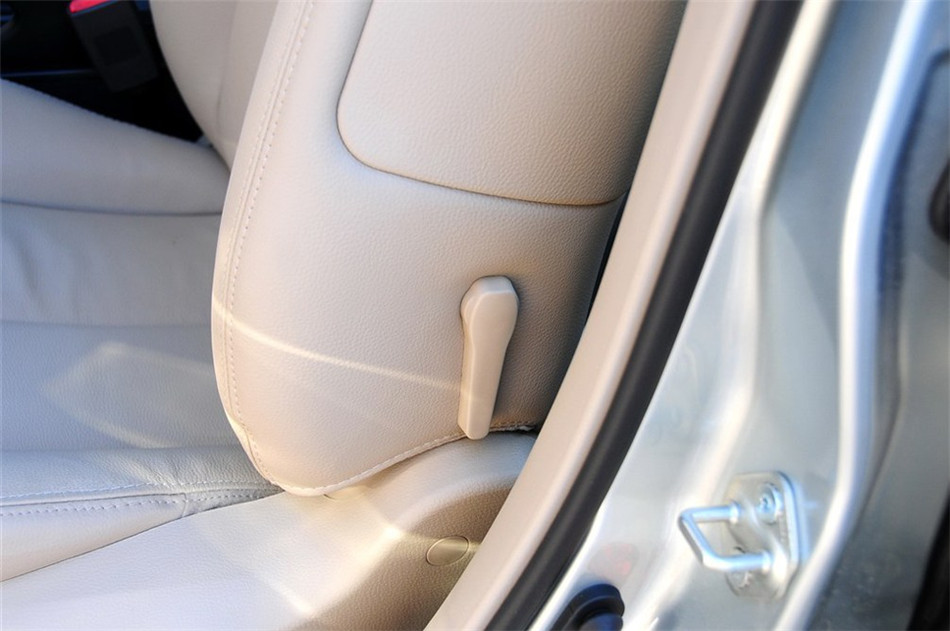 2012款 1.6L MT 豪华型 座椅空间