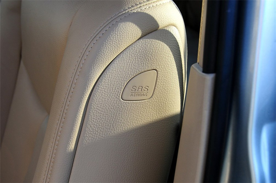 2012款 1.6L MT 豪华型 座椅空间