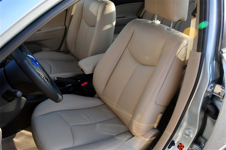 2012款 1.6L MT 豪华型 座椅空间