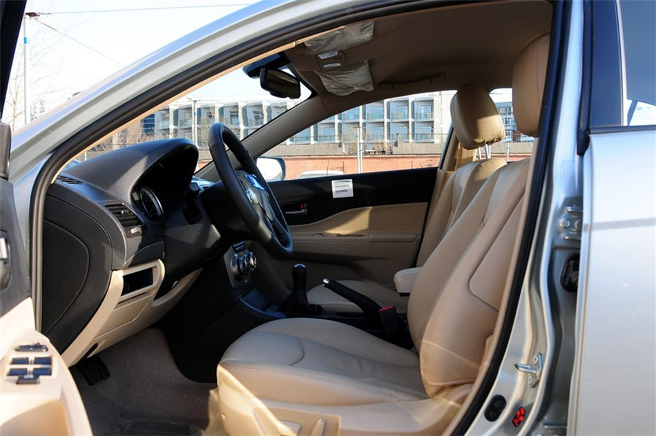 2012款 1.6L MT 豪华型 座椅空间