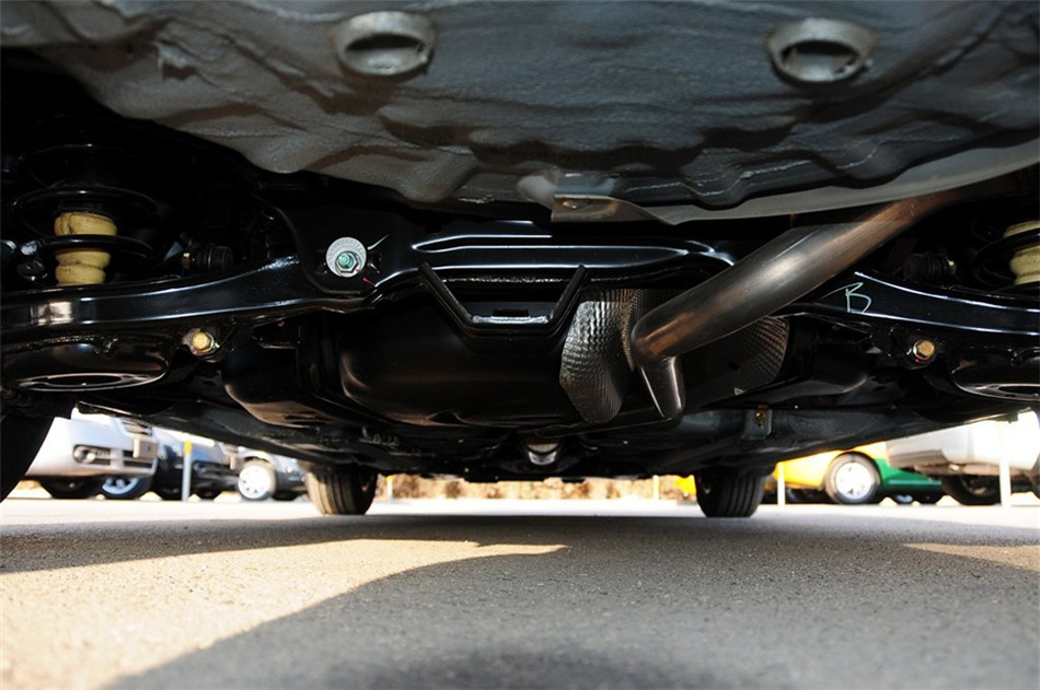 2012款 1.6L MT 豪华型 引擎底盘