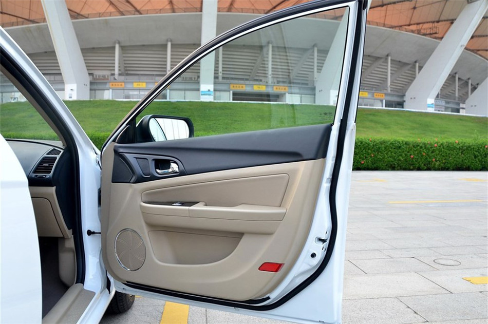 2013款 1.6L MT豪华型 座椅空间