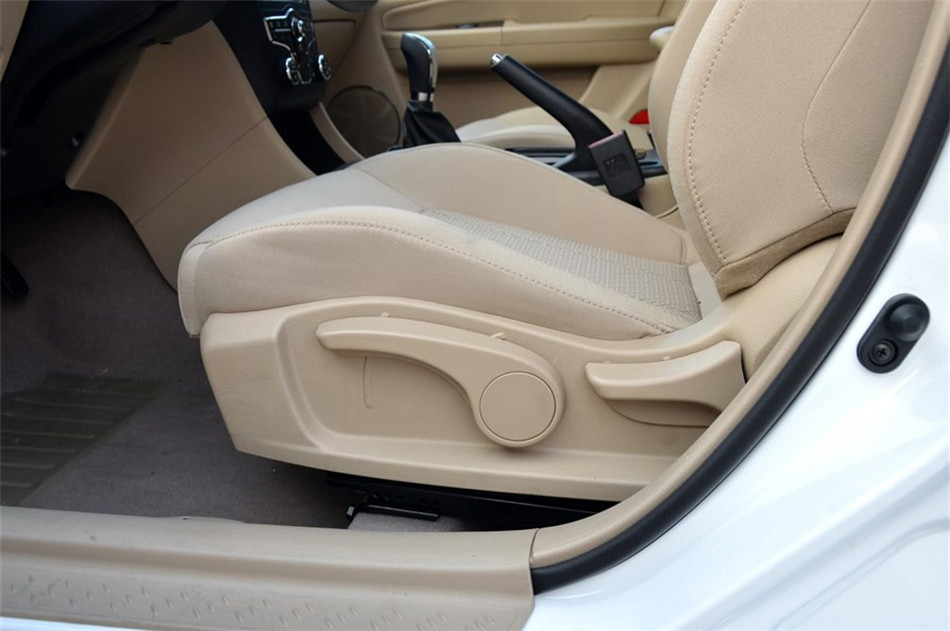 2013款 1.6L MT豪华型 座椅空间