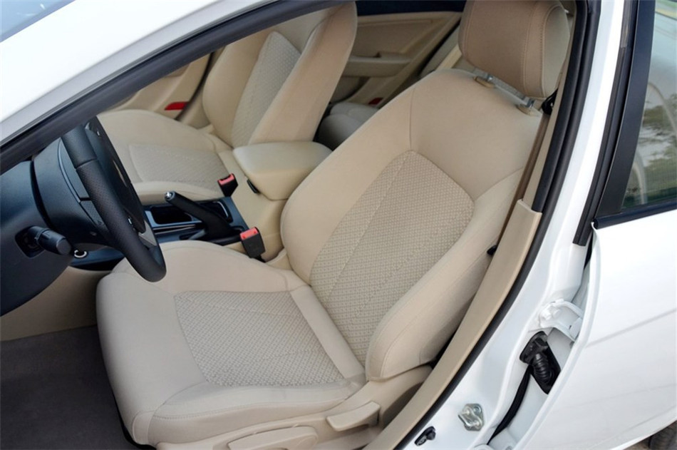 2013款 1.6L MT豪华型 座椅空间