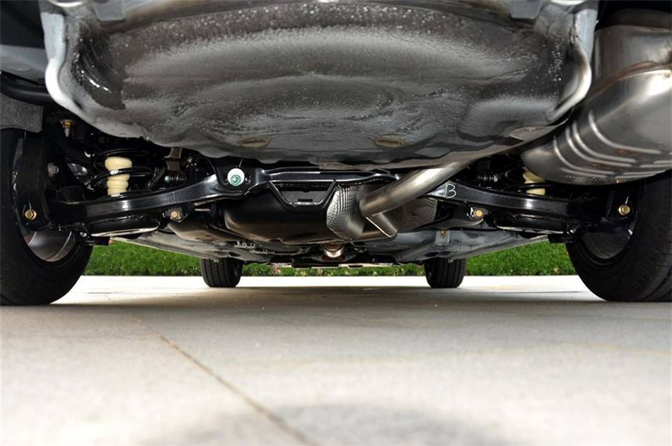 2013款 1.6L MT豪华型 引擎底盘