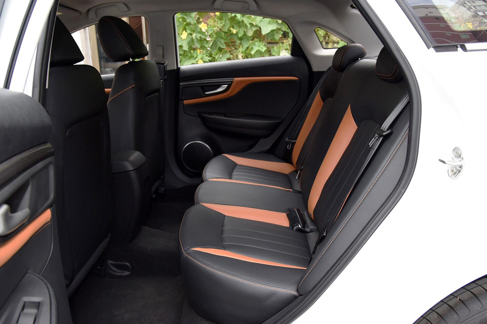 2019款 1.4T 自动精英型 座椅空间
