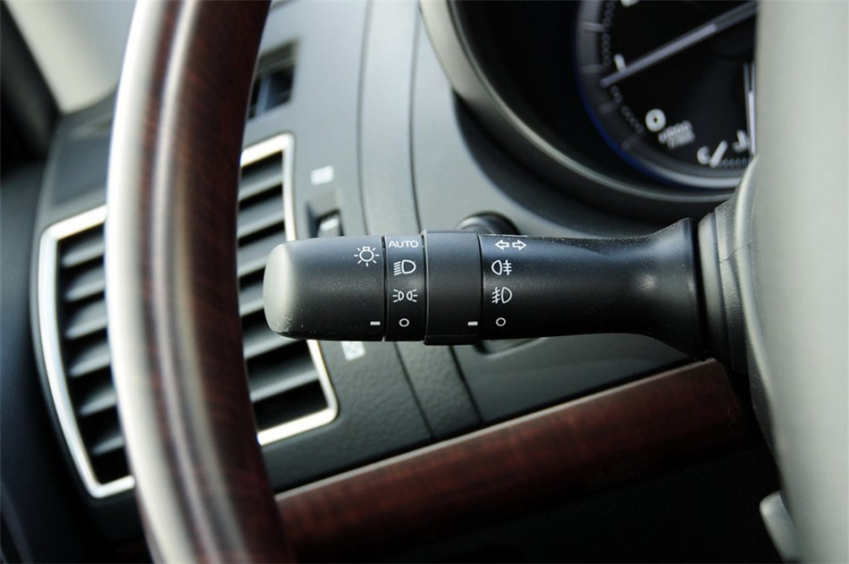 2014款 4.0L AT VX NAVI 内饰