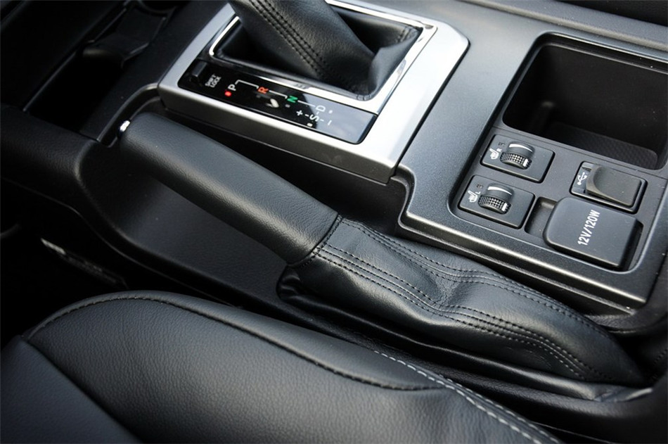 2014款 4.0L AT VX NAVI 内饰