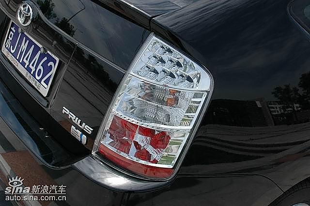 丰田普锐斯尾灯