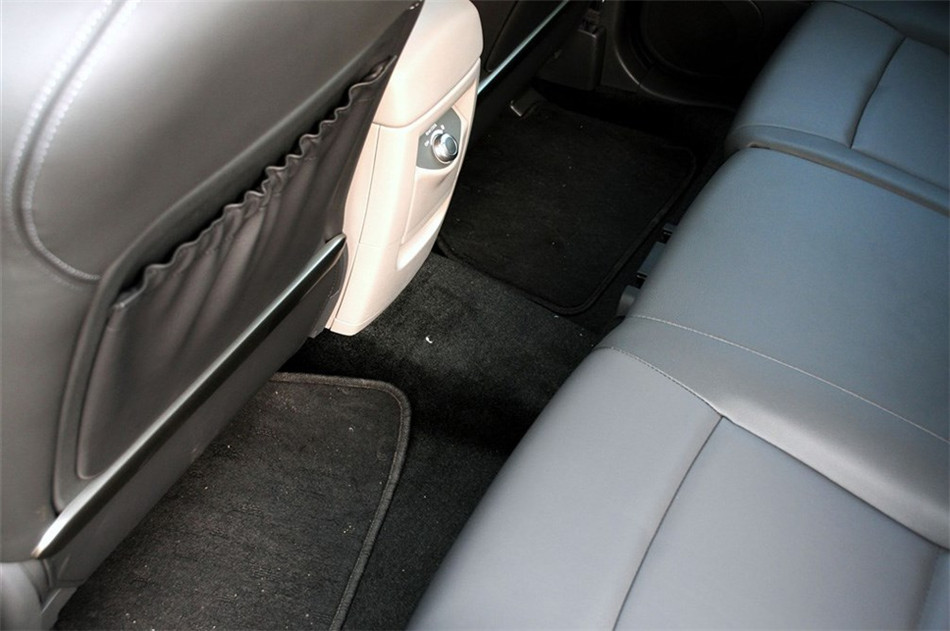 2011款 3.6L AT 7座基本型 座椅空间