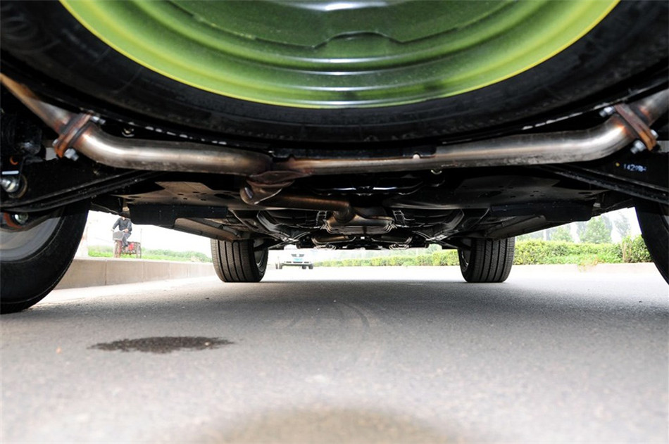 2011款 3.6L AT 7座基本型 引擎底盘