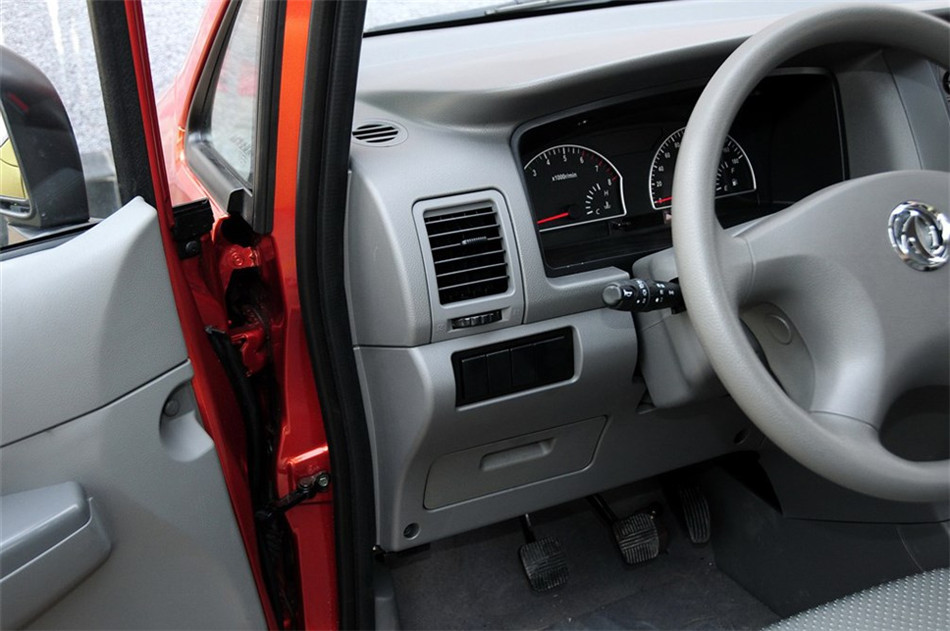 2013款 1.5L MT 手动舒适型7座 内饰