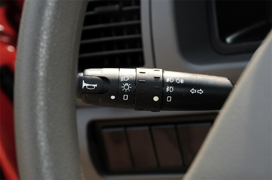 2013款 1.5L MT 手动舒适型7座 内饰