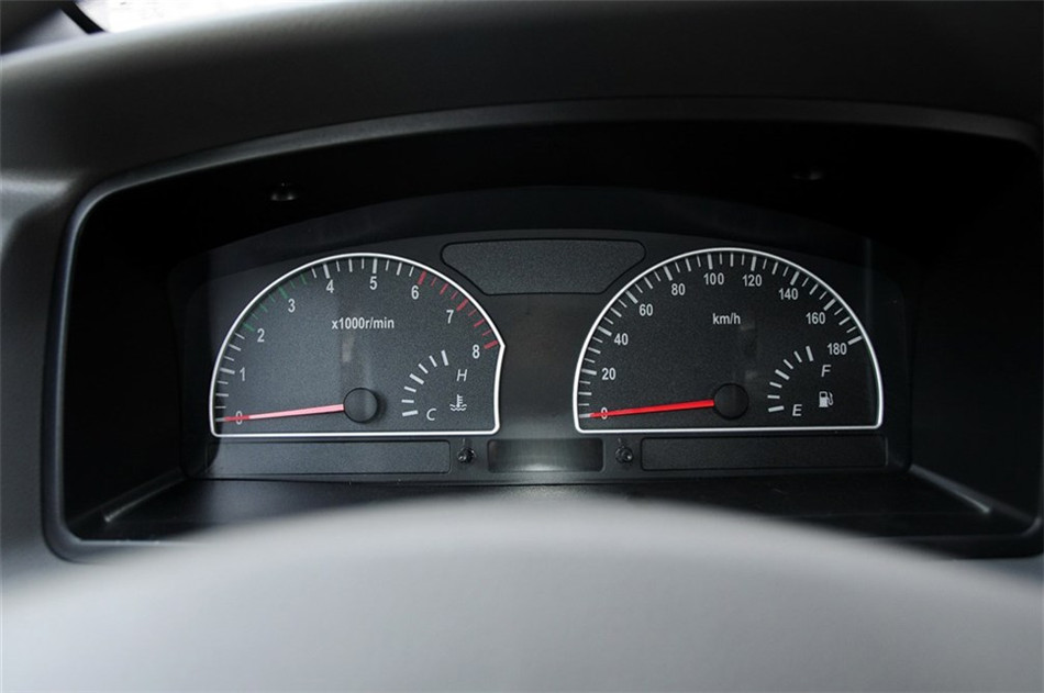 2013款 1.5L MT 手动舒适型7座 内饰