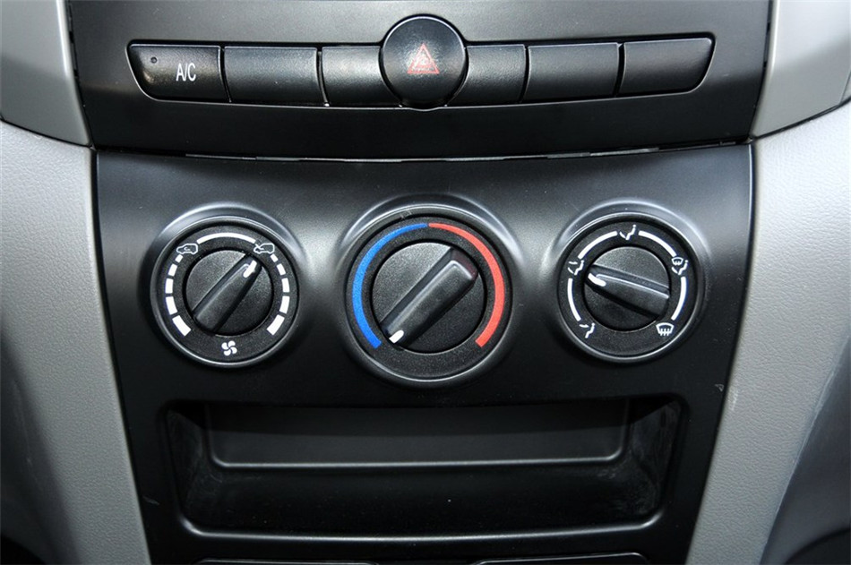 2013款 1.5L MT 手动舒适型7座 内饰