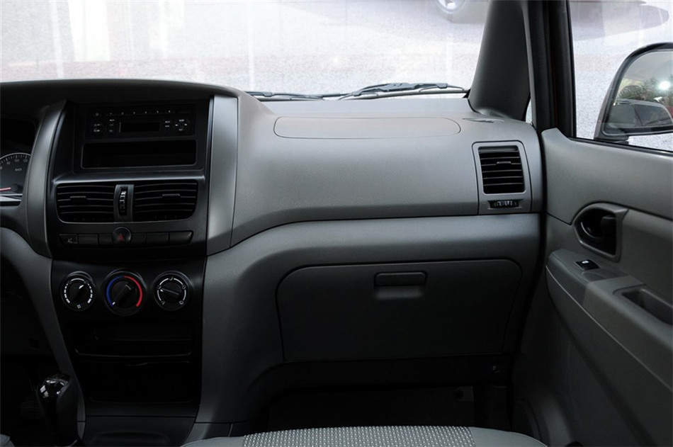 2013款 1.5L MT 手动舒适型7座 内饰