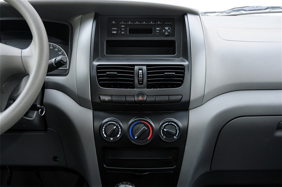 2013款 1.5L MT 手动舒适型7座 内饰