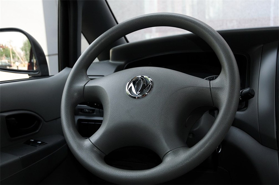 2013款 1.5L MT 手动舒适型7座 内饰