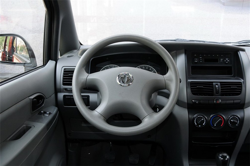 2013款 1.5L MT 手动舒适型7座 内饰