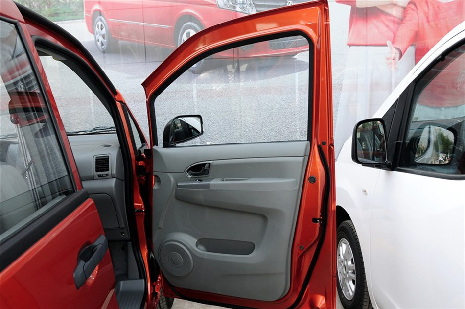 2013款 1.5L MT 手动舒适型7座 座椅空间