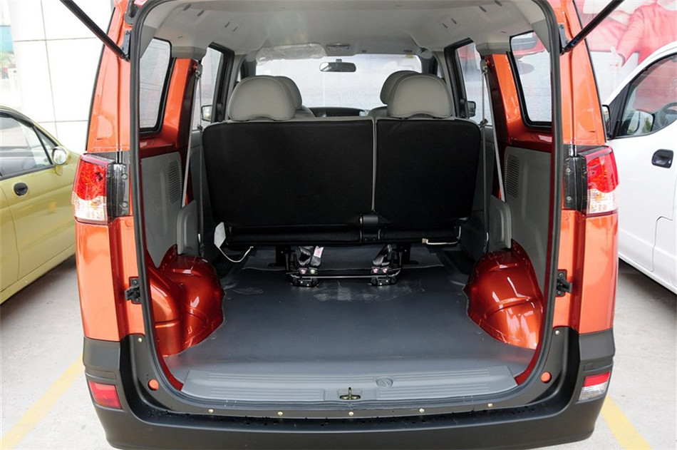2013款 1.5L MT 手动舒适型7座 座椅空间