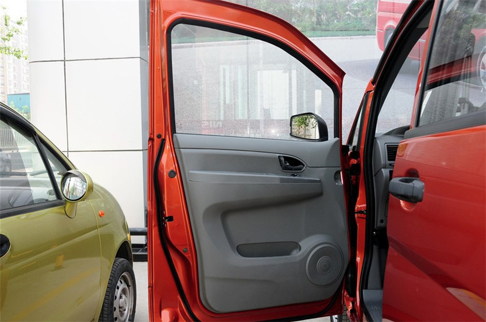 2013款 1.5L MT 手动舒适型7座 座椅空间