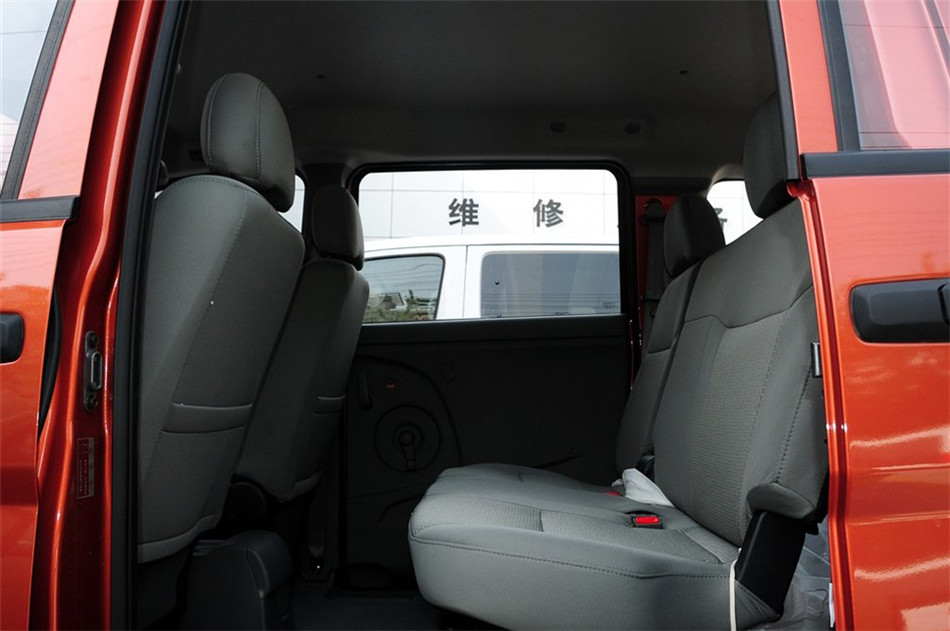 2013款 1.5L MT 手动舒适型7座 座椅空间