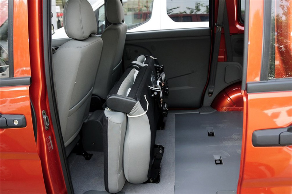 2013款 1.5L MT 手动舒适型7座 座椅空间