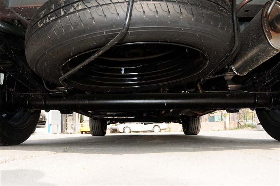 2013款 1.5L MT 手动舒适型7座 引擎底盘