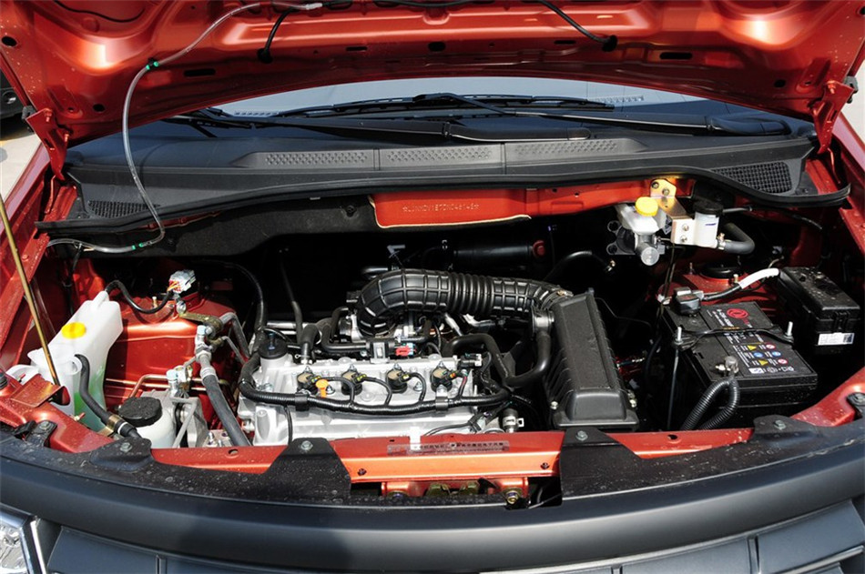 2013款 1.5L MT 手动舒适型7座 引擎底盘